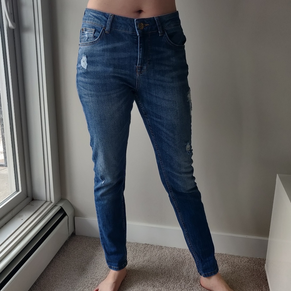 2/$15 VERO MODA Distressed slim fit midrise Jean